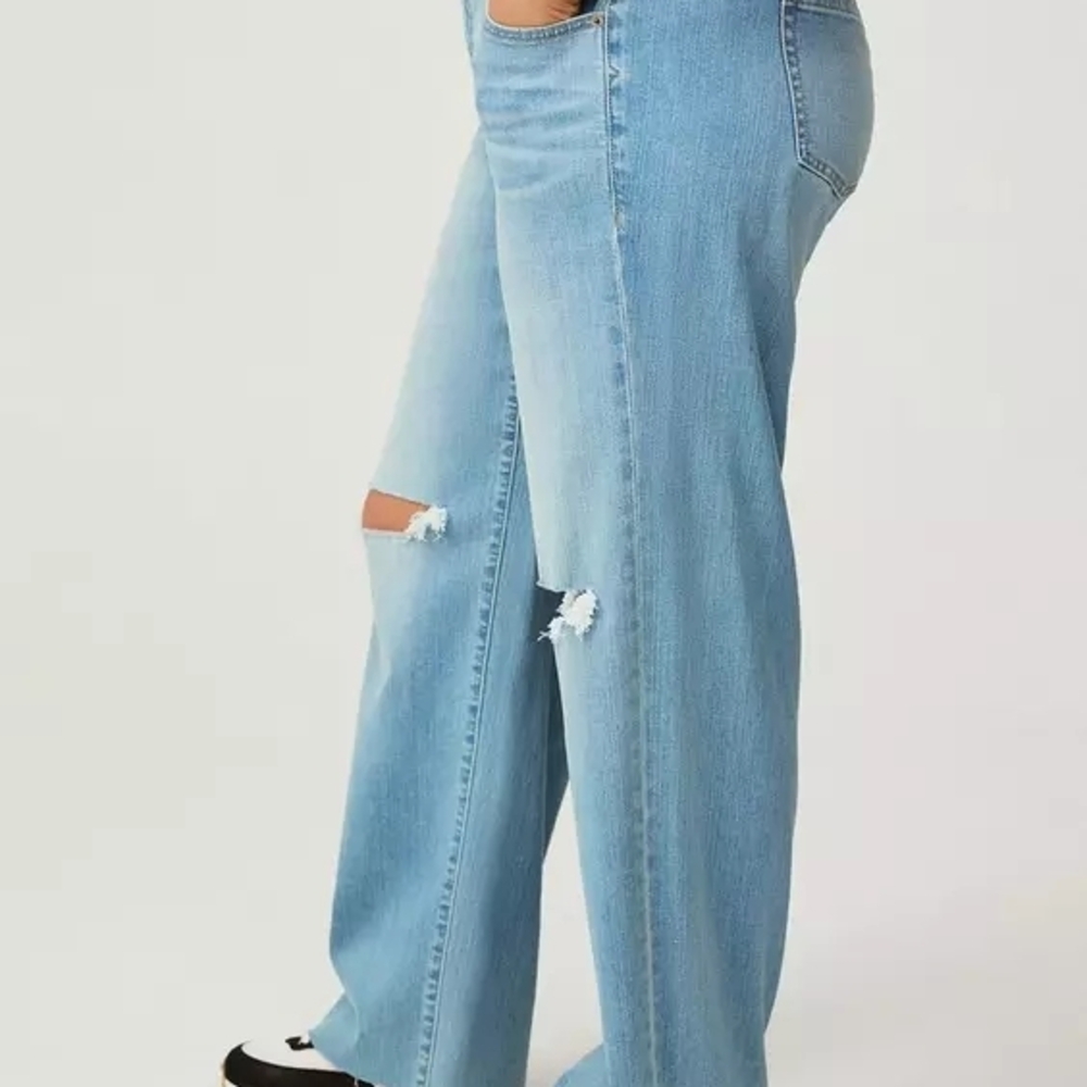 torrid Light Wash Straight-Leg Jeans with Knee Rips - Picture 4 of 9